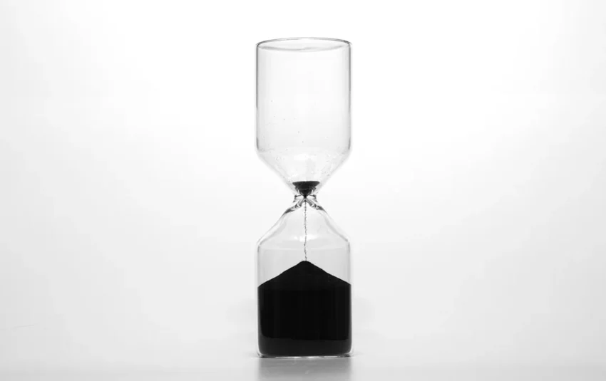 Minimalist hourglass symbolizing the procrastination formula for overcoming procrastination